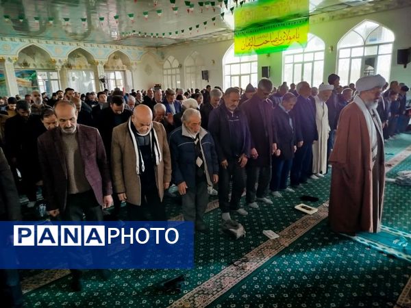 اقامه نماز جماعت بعد از  راهپیمایی در کاشمر 