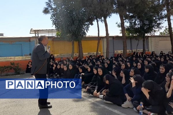 حضور کاروان دفاع مقدس در دبیرستان حکمت بهارستان‌2