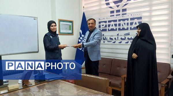بازدید مدیر آموزش و پرورش ناحیه یک زنجان و تجلیل از فعالان خبرگزاری پانا در استان