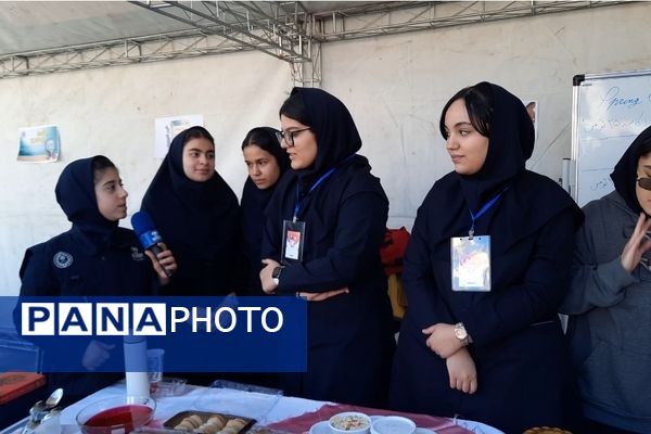 اولین نمایشگاه ماها در دبیرستان فرزانگان ۲ دوره دوم ناحیه ۷ مشهد