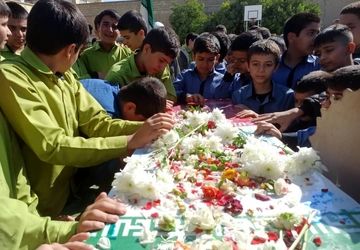 حضور سرزده شهید گمنام در دبیرستان شاهد حاج مصلحیان کازرون 