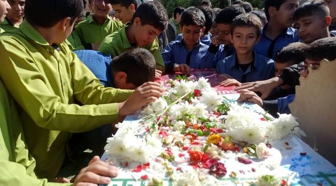 حضور سرزده شهید گمنام در دبیرستان شاهد حاج مصلحیان کازرون 