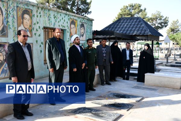 گلزارهای شهدا در هفته معلم عطرافشان شد