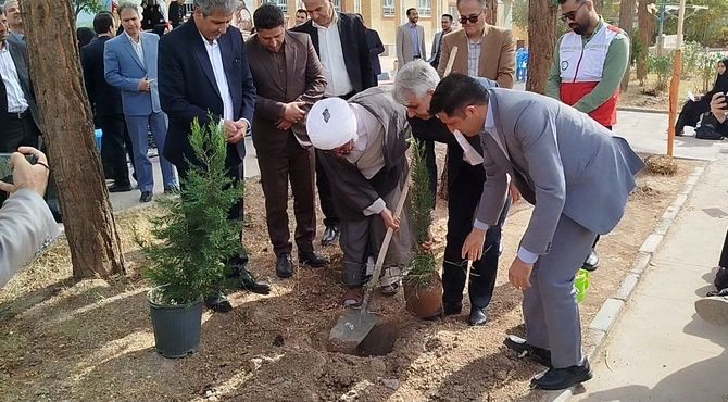 آیین درخت‌کاری همزمان با اول مهر در دبیرستان دخترانه حضرت زینب (ص)