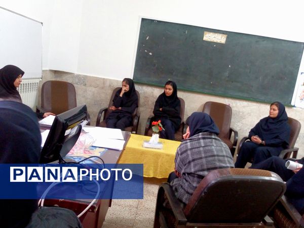 اولین جلسه همیاران مشاور در دبیرستان فاطمیه