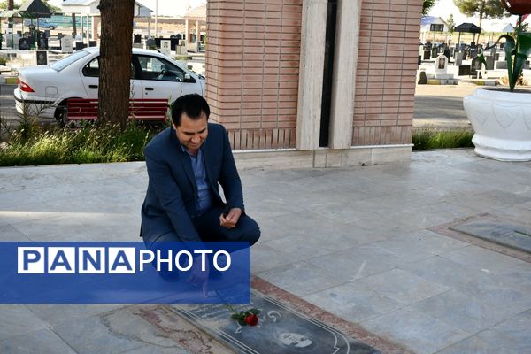 گلزارهای شهدا در هفته معلم عطرافشان شد