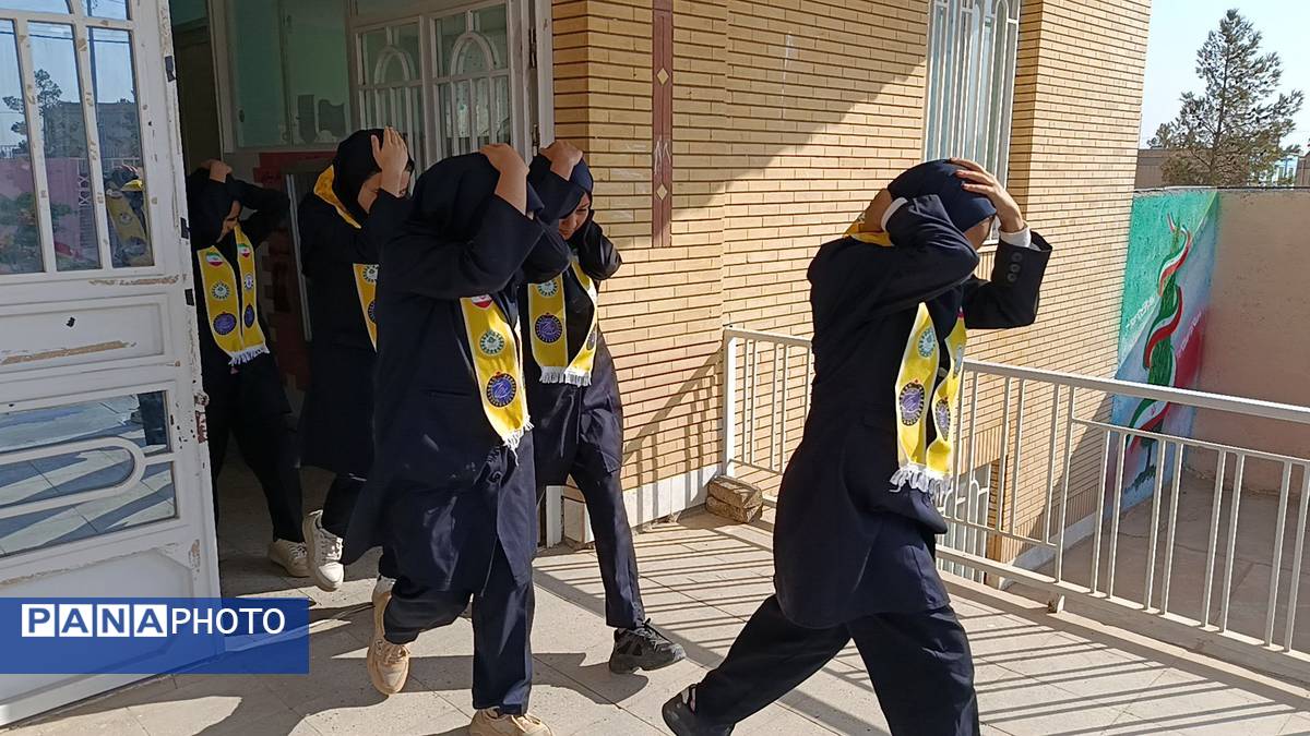 مانور سراسری زلزله در دبیرستان فرزانگان