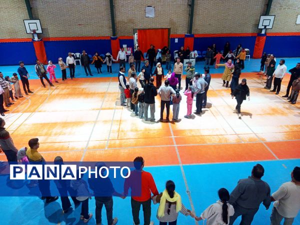 دانش آموزان مدرسه سمیه ساعاتی شاد در کنار پدرانشان گذراندند