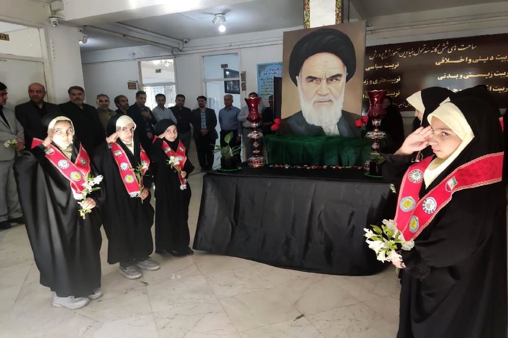 آیین گرامیداشت امام خمینی (ره) در اداره آموزش و پرورش ناحیه ۳