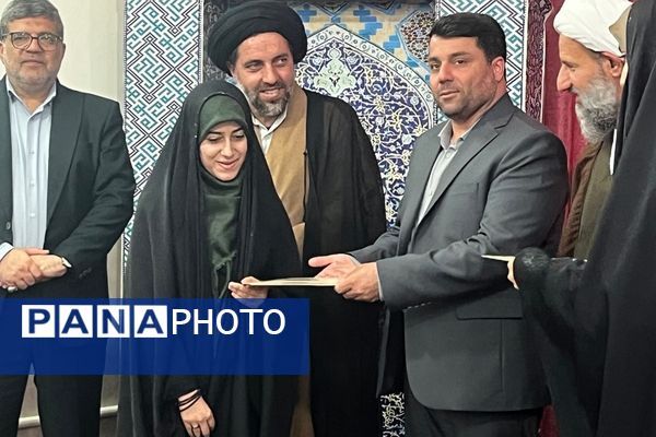 برپایی نماز جماعت همراه با بزرگداشت و تجلیل از مقام‌آوران دانش‌آموزی مدرسه نمونه دولتی ارشاد