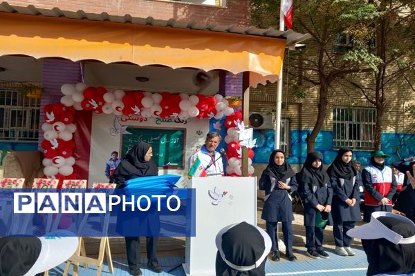 زنگ صلح  و دوستی در دومین روز از سال تحصیلی در مدرسه شاهد ائمه اطهار پاکدشت نواخته شد 