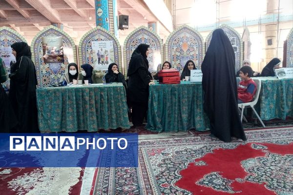 دکلمه‌خوانی دانش‌آموزان در مقابل مادران شهرستان قدس به‌مناسبت روز مادر