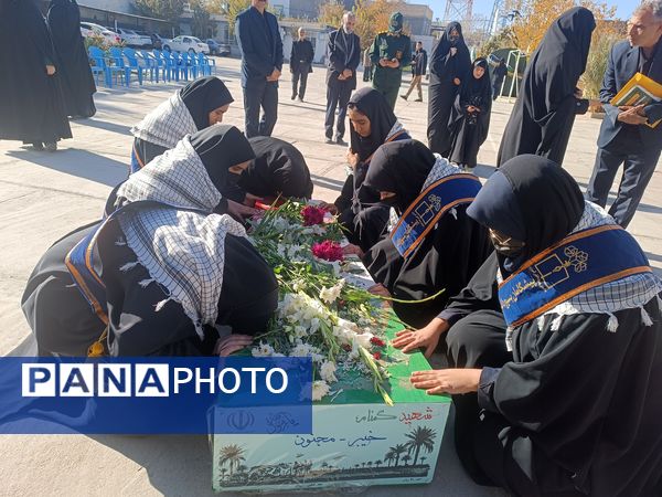 استقبال دانش‌آموزان‌ دبیرستان شاهد ریحانه‌النبی گناباد از پیکر مطهر شهید گمنام