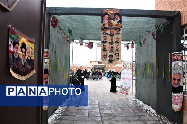 جلوه‌هایی از یادواره شهدا در دبستان استثنایی باغچه‌بان قم