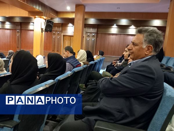 اولین مجمع عمومی انجمن اولیا ومربیان دبیرستان آرمینه مصلی نژاد ناحیه ۶