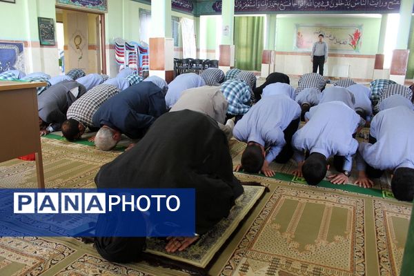 دیدار صمیمی امام جمعه فردیس با معلمان و دانش‌آموزان دبیرستان کاشانی‌پور