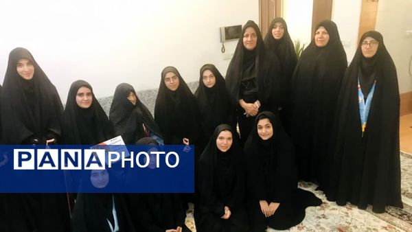دیدار دانش‌آموزان دبیرستان حضرت ابوالفضل با مادر شهید علی‌اکبر عدم