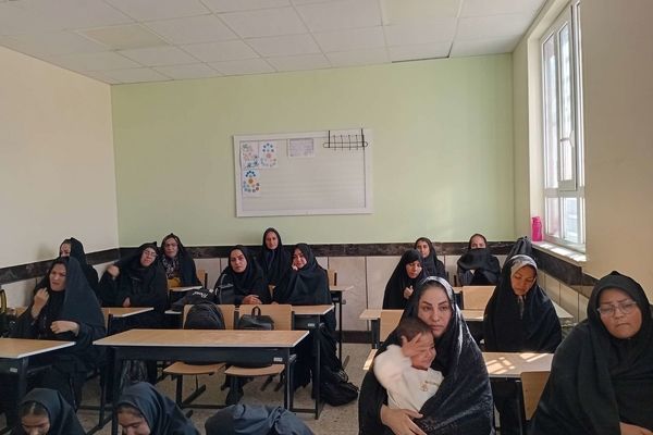 جلسه هدایت تحصیلی پایه نهم در مدرسه مادرمهربان خلیل آباد