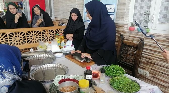 برگزاری کارگاه طبخ آبزیان با حضور صندوق‌های خرد زنان در شهر دیباج
