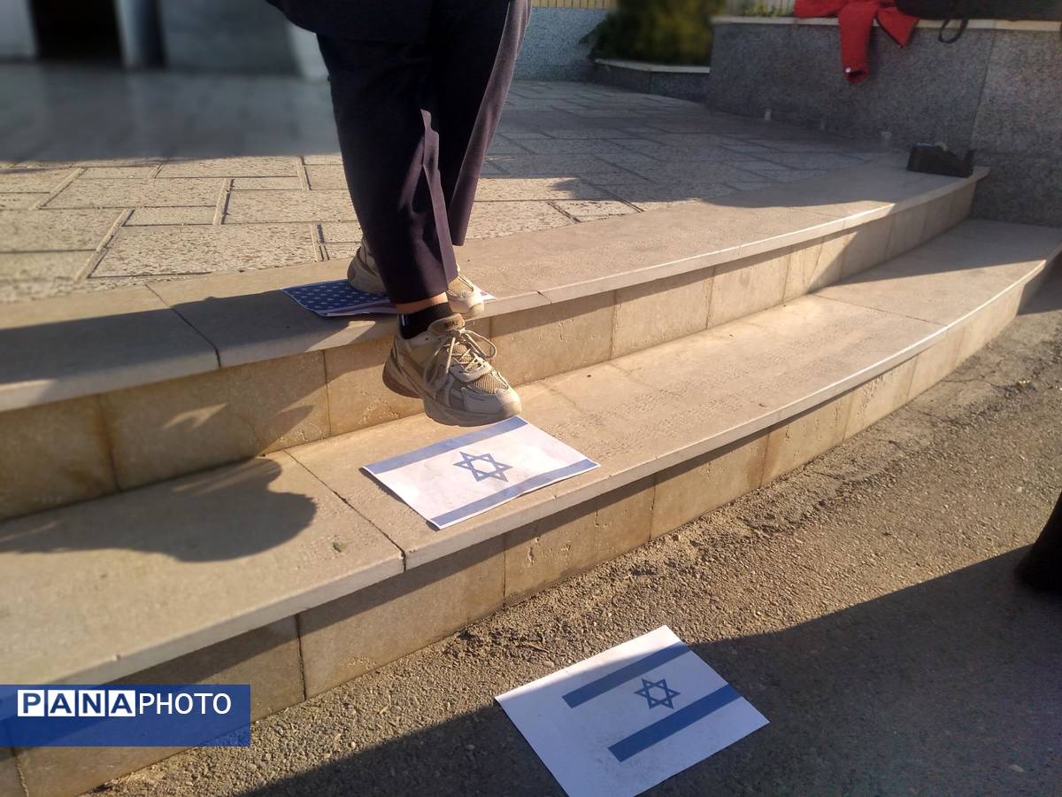 ۱۳ آبان، فریاد شهامت دانش آموزان در مسیر استقلال طلبی و استکبار ستیزی 