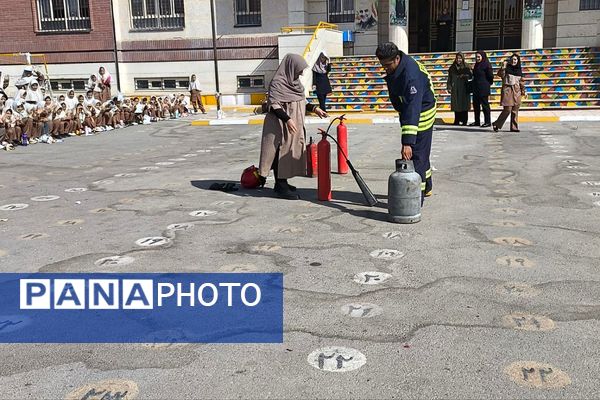 حضور آتش‌نشانان و برپایی نمایشگاه نقاشی در مدرسه حدیث به مناسبت روز آتش‌نشانی