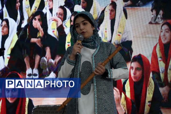 ثبت اثر انگشت هزار دانش‌آموز یزدی پای پرچم ایران