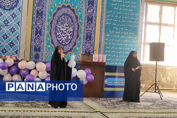 دکلمه‌خوانی دانش‌آموزان در مقابل مادران شهرستان قدس به‌مناسبت روز مادر