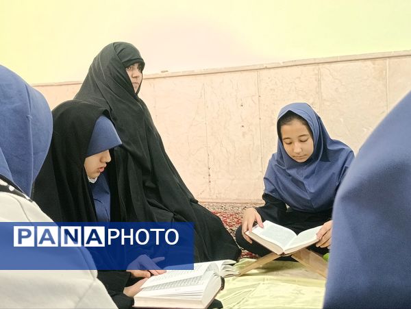 برگزاری محفل نورانی انس با قرآن در دبیرستان دکتر جواد حداد۲ ناحیه پنج