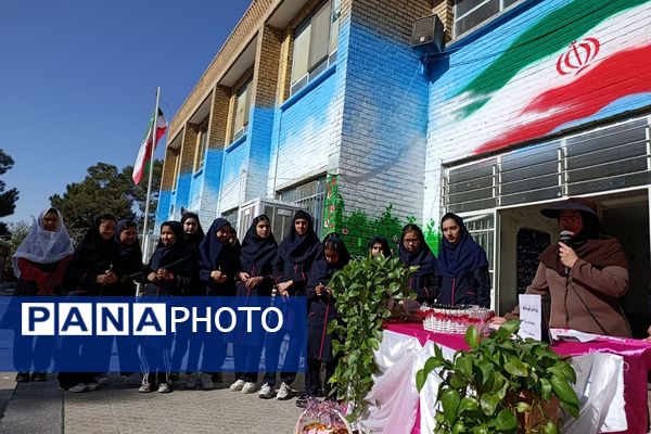 گرامیداشت روز دانش آموز در مدارس دخترانه پیشوا؛ شکوفایی مهر و علم در باران، کوثر، دیانت و مهردخت