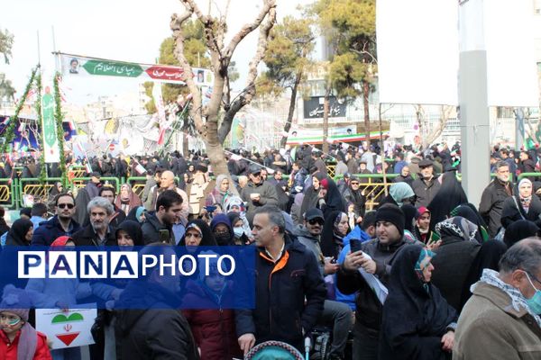 تجلی حضورفرهنگیان و دانش‌آموزان منطقه ۱۰ در جشن انقلاب