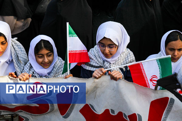 حضور پرشور دانش آموزان زنجانی در راهپیمایی ۱۳ آبان