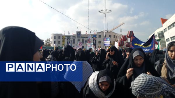 راهپیمایی به مناسبت ۱۳ آبان در میدان شهدا 