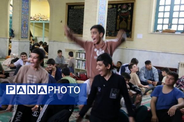 استقبال پرشور دانش‌آموزان شهریاری از آیین معنوی اعتکاف