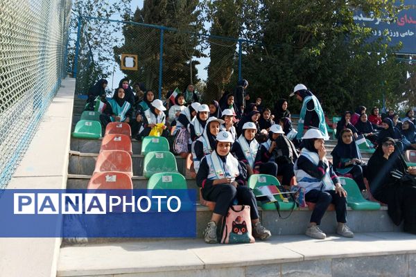 حضور دانش آموزان به مناسبت یوم الله ۱۳آبان، در ورزشگاه شهدای شهرستان قدس