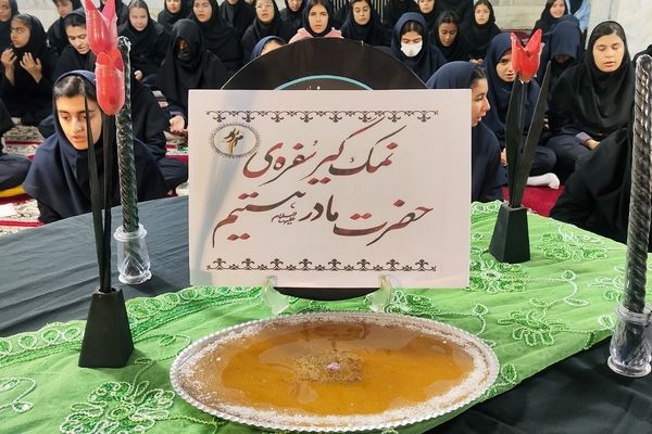 نمک‌گیر سفره مادر هستیم