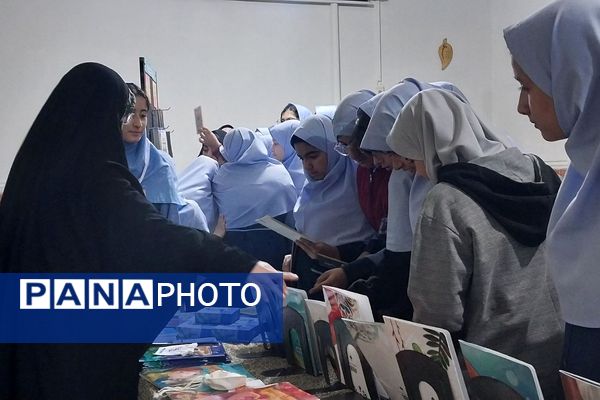 هفته کتاب و کتابخوانی در مدارس ناحیه دو شهرری 