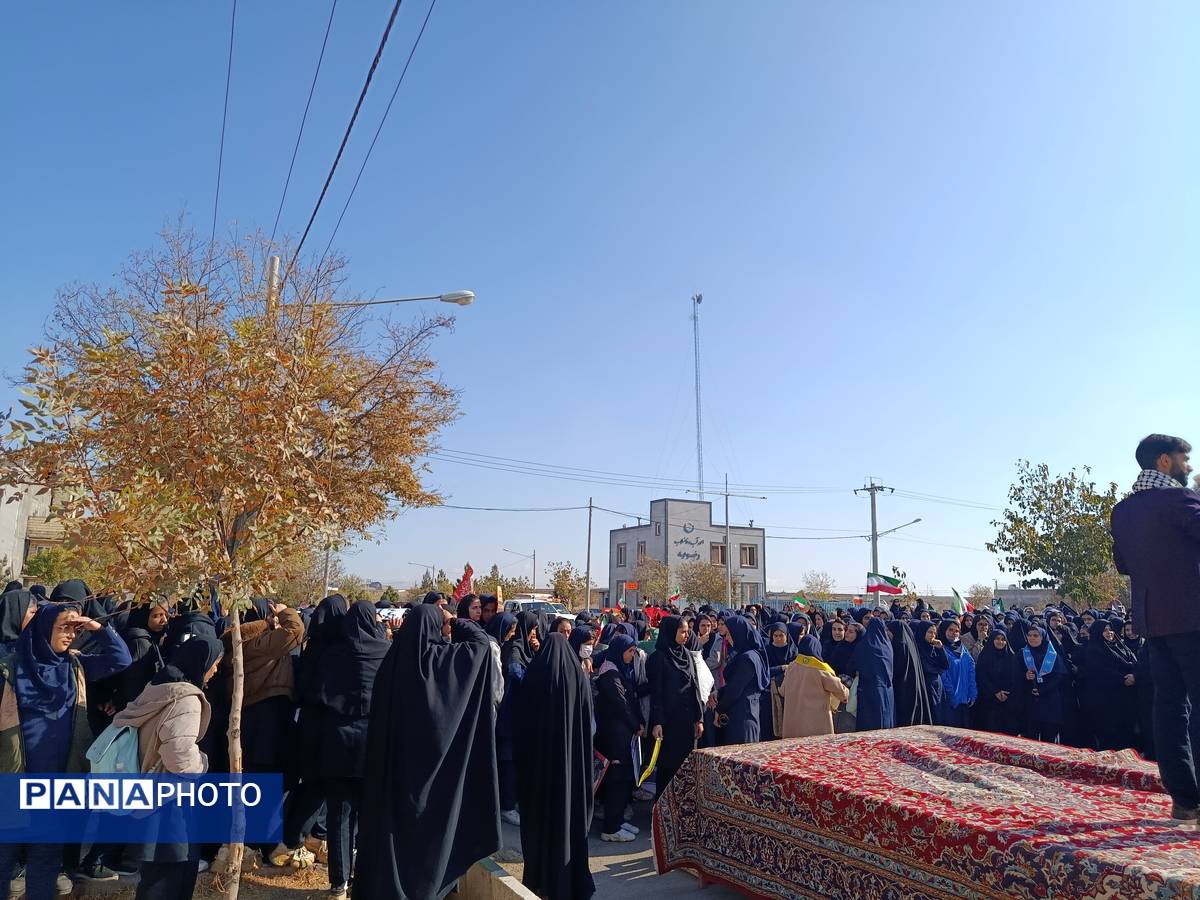 حضور دانش آموزان و آحاد مردم شریف منطقه رضویه در راهپیمایی 13آبان