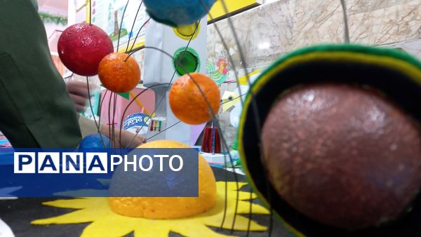 نمایشگاه هفته پژوهش در دبستان شاهد تحقیقی ناحیه ۶