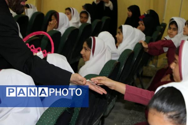 ۴۰۰ نفر از دختران پیشتاز بندرخمیر، پرچم امام مهربانی را به آغوش کشیدند
