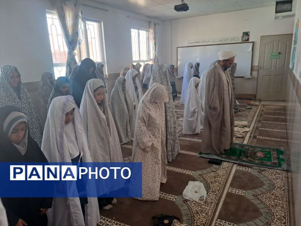 نماز جماعت در نمازخانه آموزشگاه زهرا عبداللهیان ارغا 