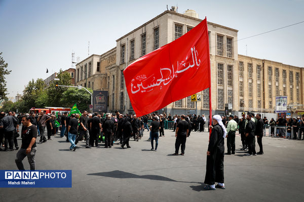 خیمه‌سوزان ظهر عاشورا در چهارراه گلوبندک تهران