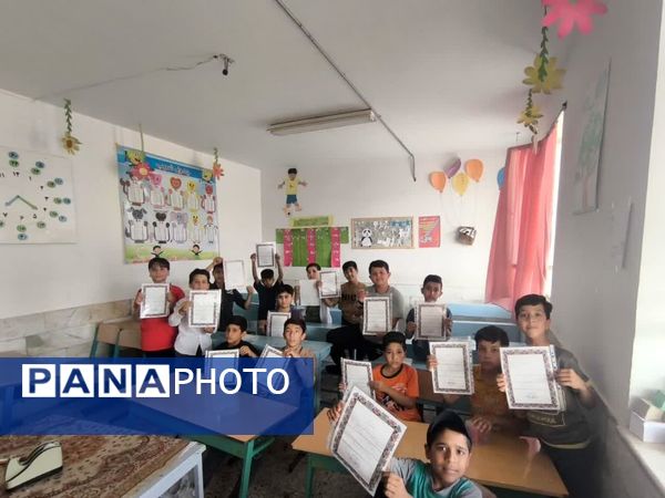 تقدیر از پیشتازان دبستان شهید پسندیده  فدافن توسط معاون پرورشی آموزشگاه
