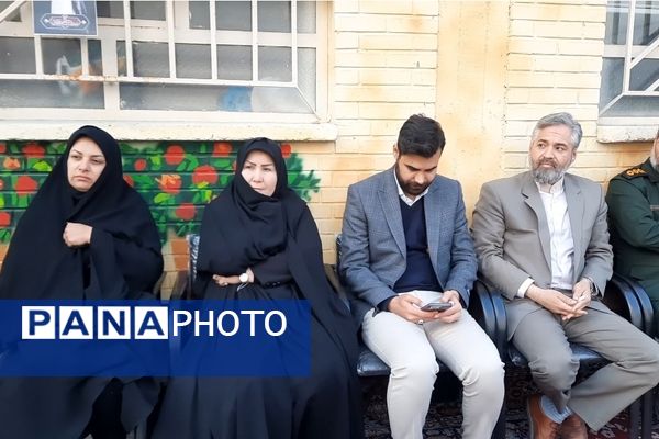 وداع دانش‌آموزان دبیرستان فرهنگیان ناحیه ۷ با شهید گمنام 