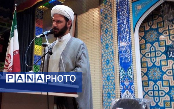 حضور دانش‌آموزان و فرهنگیان در نماز‌ جمعه صفادشت
