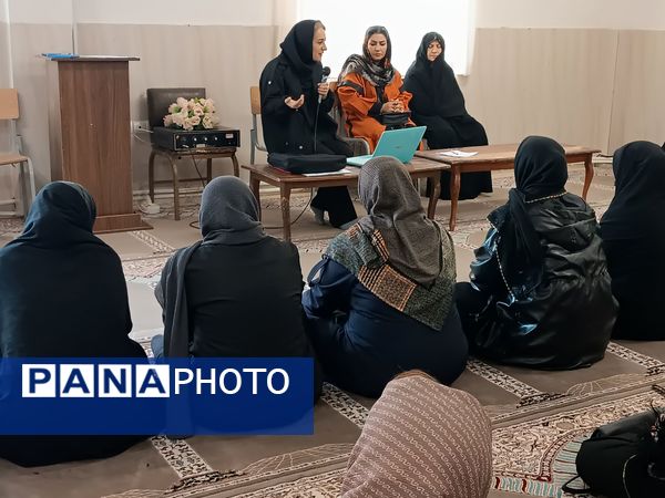 برگزاری کلاس آموزشی با محوریت هویت یابی در دبیرستان دخترانه نور اردبیل