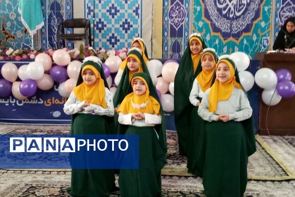 دکلمه‌خوانی دانش‌آموزان در مقابل مادران شهرستان قدس به‌مناسبت روز مادر