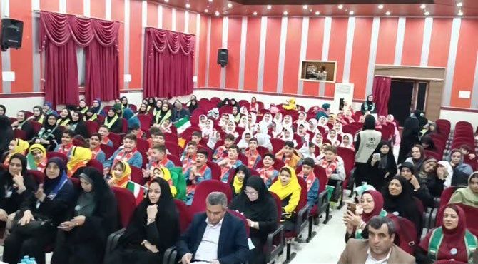 تجلیل از مربیان و اعضای سازمان دانش‌آموزی در محمودآباد