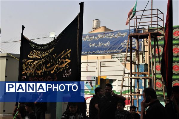 حضور پرشور کودکان قمی در دسته‌های عزاداری روز تاسوعا 