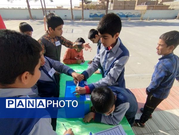 انتخابات شورای دانش آموزی در مدرسه زرتاش خلیل آباد