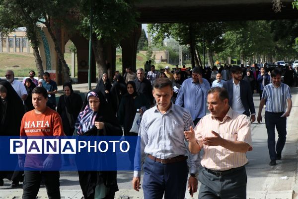پیاده روی بزرگ خانوادگی در کرمانشاه 